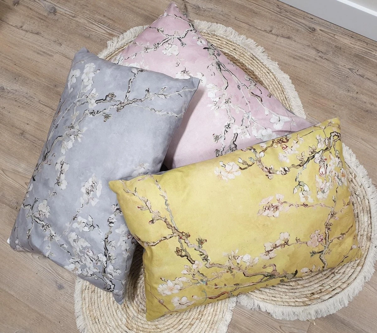 Clayre & Eef Sierkussen 60x40 Cm Roze Polyester Rechthoek Bloesemtakken Kussenhoes Met Kussenvulling 5 Clayre & Eef Sierkussen 60x40 Cm Roze Polyester Rechthoek Bloesemtakken Kussenhoes Met Kussenvulling - Afbeelding 3