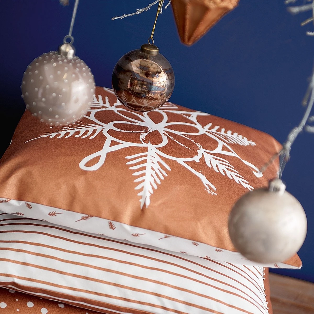 Clayre & Eef Kussenhoes CUW20 40*40 Cm Koperkleurig Katoen Vierkant Bloem Sierkussenhoes Kussen Hoes 6 Clayre & Eef Kussenhoes CUW20 40*40 Cm Koperkleurig Katoen Vierkant Bloem Sierkussenhoes Kussen Hoes - Afbeelding 4