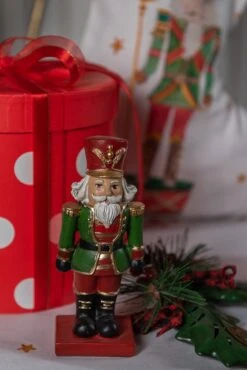 Clayre & Eef Beeld Notenkraker 6x5x15 Cm Groen Rood Kunststof Kerstdecoratie Beeld Decoratie Decoratieve Accessoires -Clayre & Eef 801x1200 13