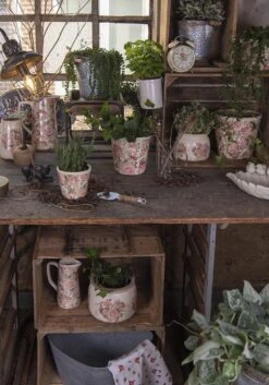 Clayre & Eef Decoratieve Schenkkan 1500 Ml Roze Beige Keramiek Bloemen Waterkan Kan 15 Clayre & Eef Decoratieve Schenkkan 1500 Ml Roze Beige Keramiek Bloemen Waterkan Kan -Clayre & Eef 840x1200